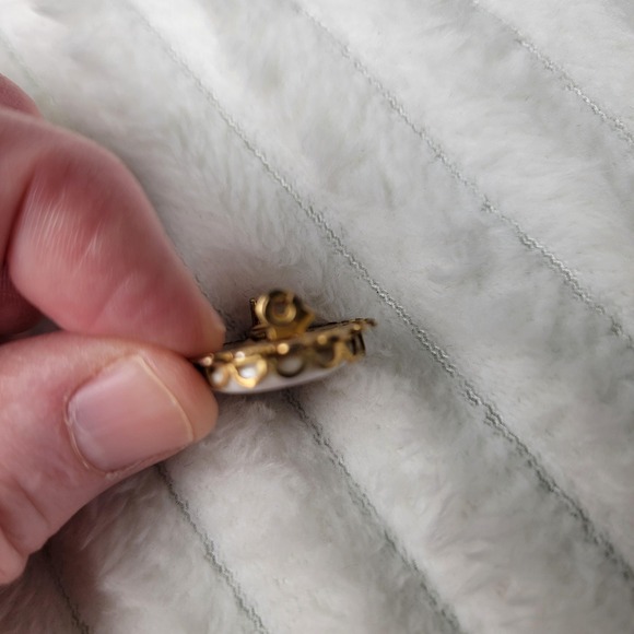 Vintage Hand-Painted Floral Porcelain Brooch: Gold Tone Cottagecore Pin - Picture 7 of 9